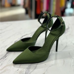 Burberry Satin Green Pointed Toe Heels Size 37/6.5